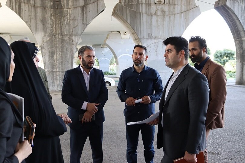 امکانسنجی ساخت زمین چمن مصنوعی زیر پل شهدای روحانی